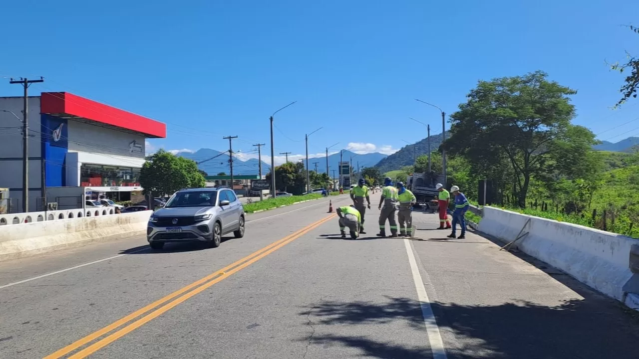 Rota 116 realiza pintura de faixas no km 21,5 da RJ-116, em Cachoeiras de Macacu