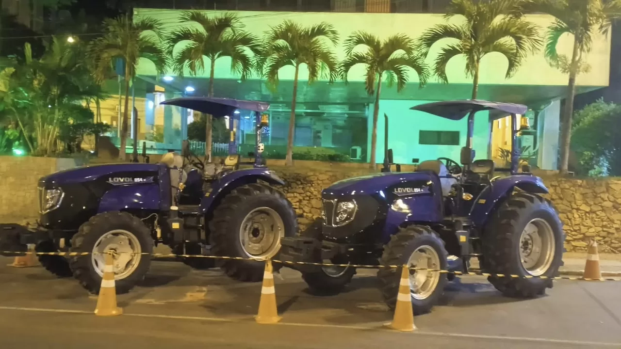 Com recursos de emenda do deputado Hugo Leal, Prefeitura de Cantagalo compra mais dois tratores agrícolas