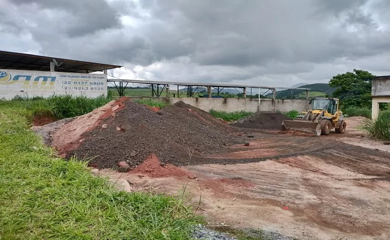 Cantagalo recebe nova remessa de escória para recuperação de estradas rurais