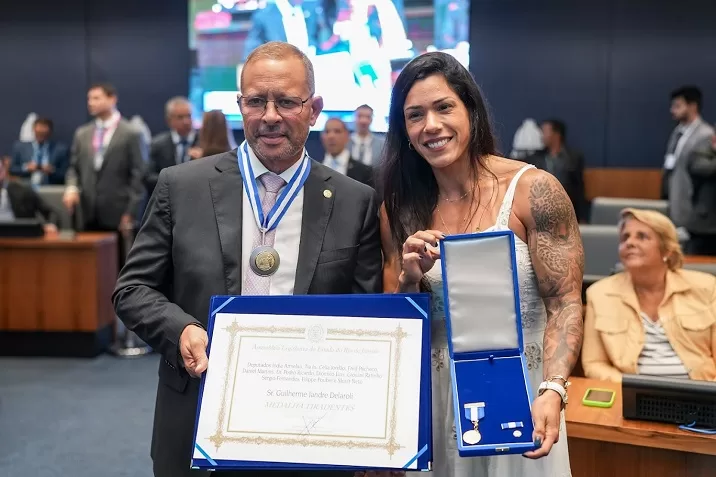 Presidente da Alerj é homenageado com Medalha Tiradentes e discursa em defesa das mulheres