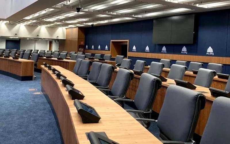 Deputados licenciados como secretários estaduais voltam à Alerj