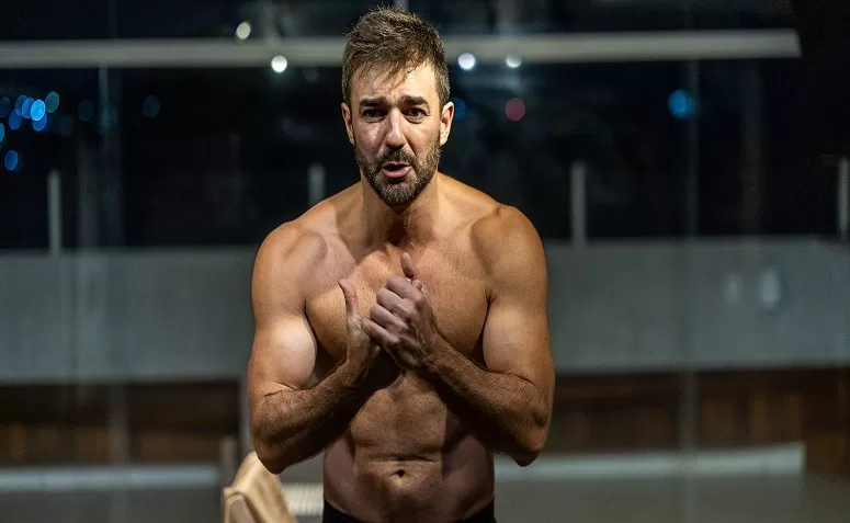 Com idealização, dramaturgia e performance de Bernardo Dugin, “Hétero Sigilo” estreia em 6 de março no Teatro Laura Alvim