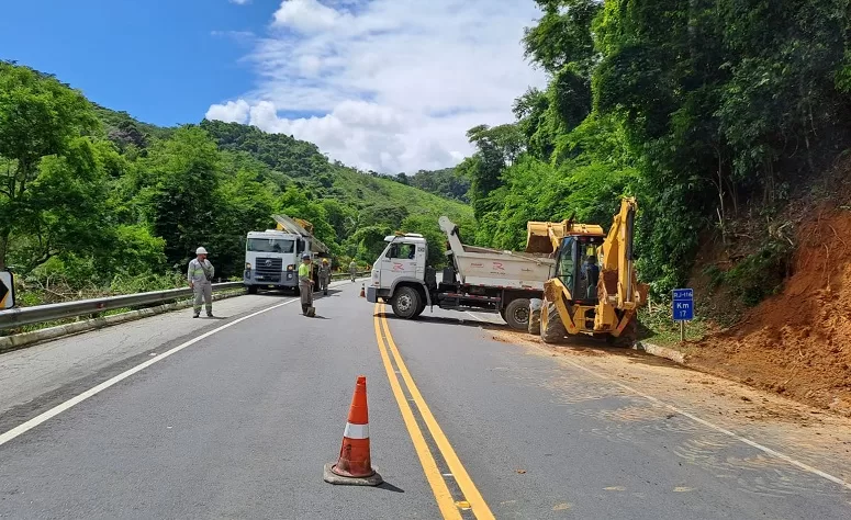 Rota 116 intensifica limpeza em trechos atingidos por deslizamentos e mantém frentes de manutenção ao longo da RJ-116  