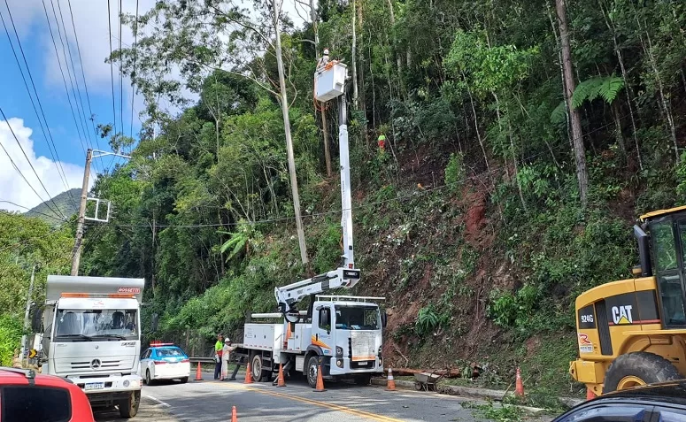 Tráfego da rodovia RJ-116 em Mury, Nova Friburgo, opera no sistema Pare e Siga