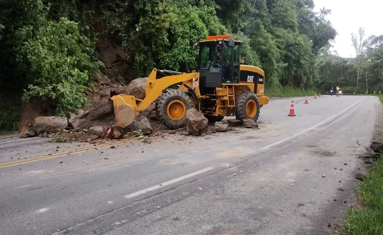 Limpeza de pista mobiliza equipes da Rota 116 no km 100, em Bom Jardim