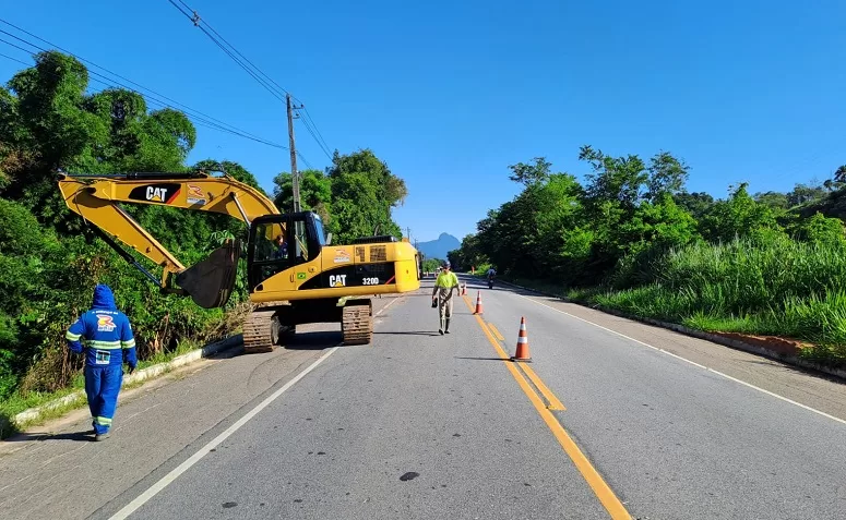 Obra deixa RJ-116 em sistema Pare e Siga no km 19, em Papucaia, nesta segunda-feira
