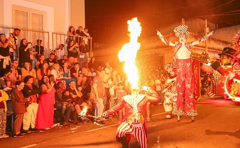 Escola de Samba Vermelha e Branca encanta e traz a magia do circo para Cantagalo