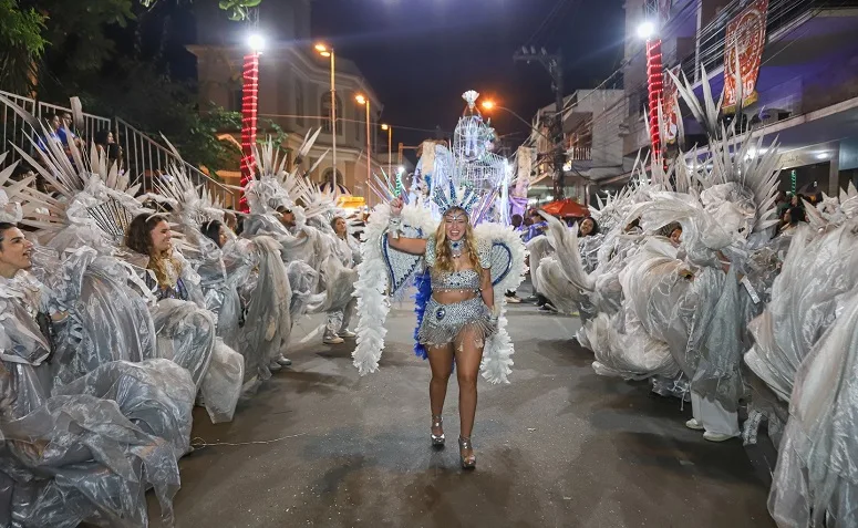 Escola de Samba de Boa Sorte volta à avenida em desfile emocionante que uniu gerações