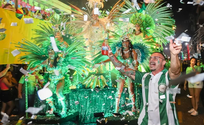 Escola Verde e Branca traz identidade e tradição para a avenida em Cantagalo