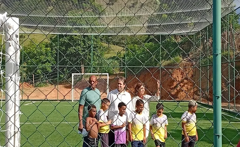 Cantagalo inaugura quadra de grama sintética no bairro São Pedro II