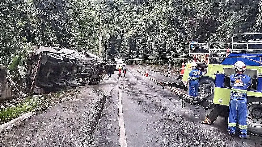 Destombamento de carreta é concluído com rapidez e segurança na RJ-116