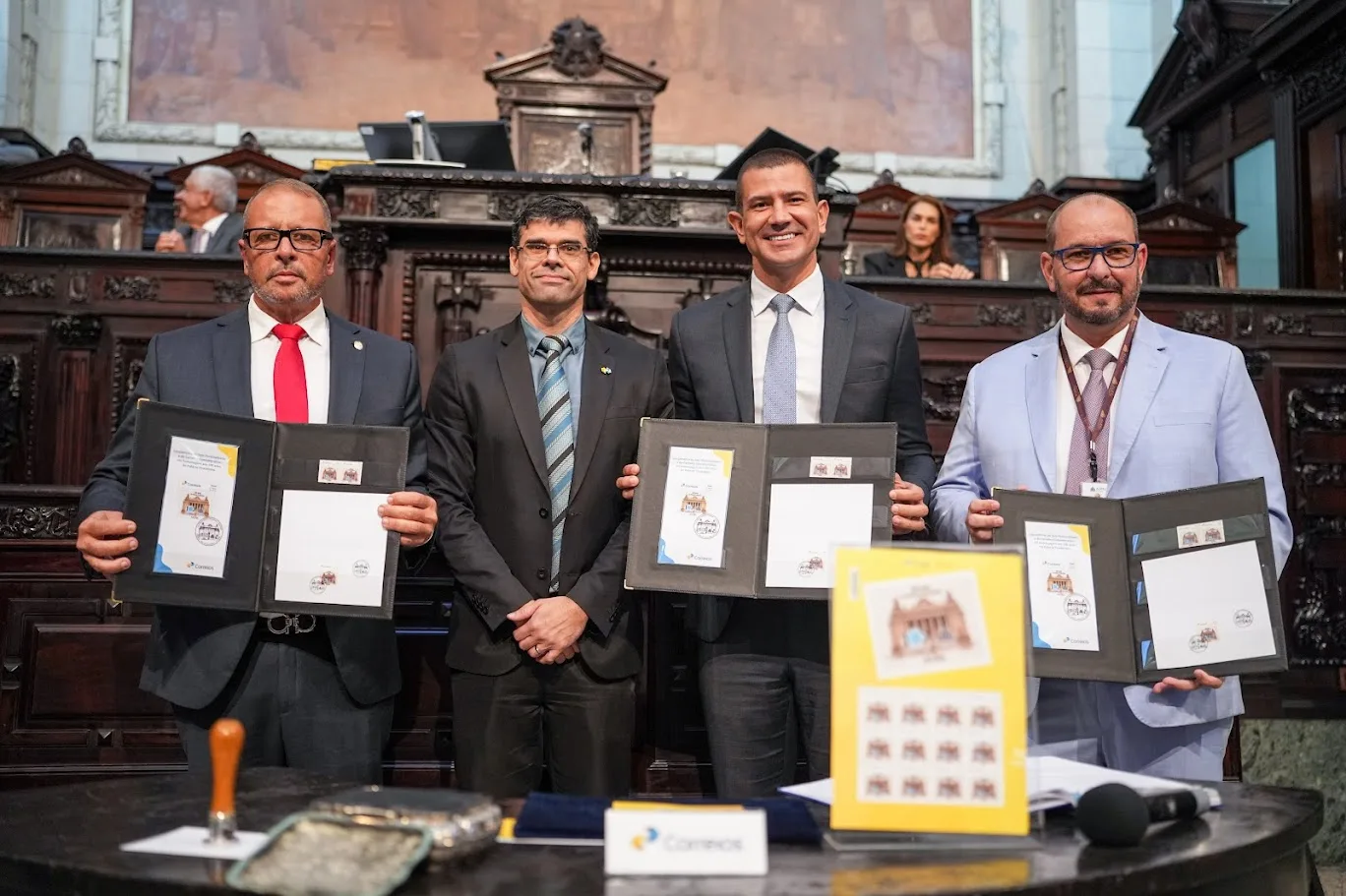 Palácio Tiradentes celebra cerimônia de 100 anos com lançamento de selo comemorativo e entrega de medalha do centenário