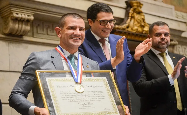 Presidente da Alerj é homenageado com conjunto de medalhas Pedro Ernesto