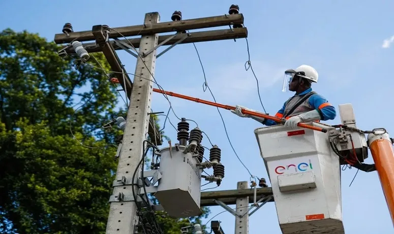 Enel Rio tem mais de 530 vagas para eletricistas e operadores de Munck