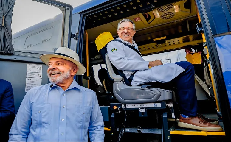 Lula e Padilha ampliam acesso à saúde especializada com entrega de 43 veículos para transporte de pacientes do SUS