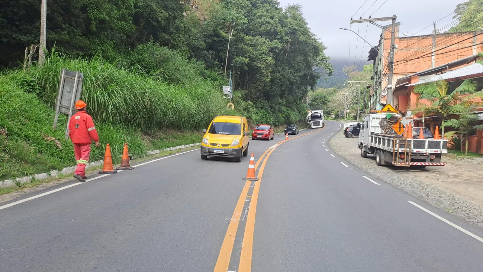 Manutenção na iluminação pública provoca operação de Pare e Siga na RJ-116 em Nova Friburgo