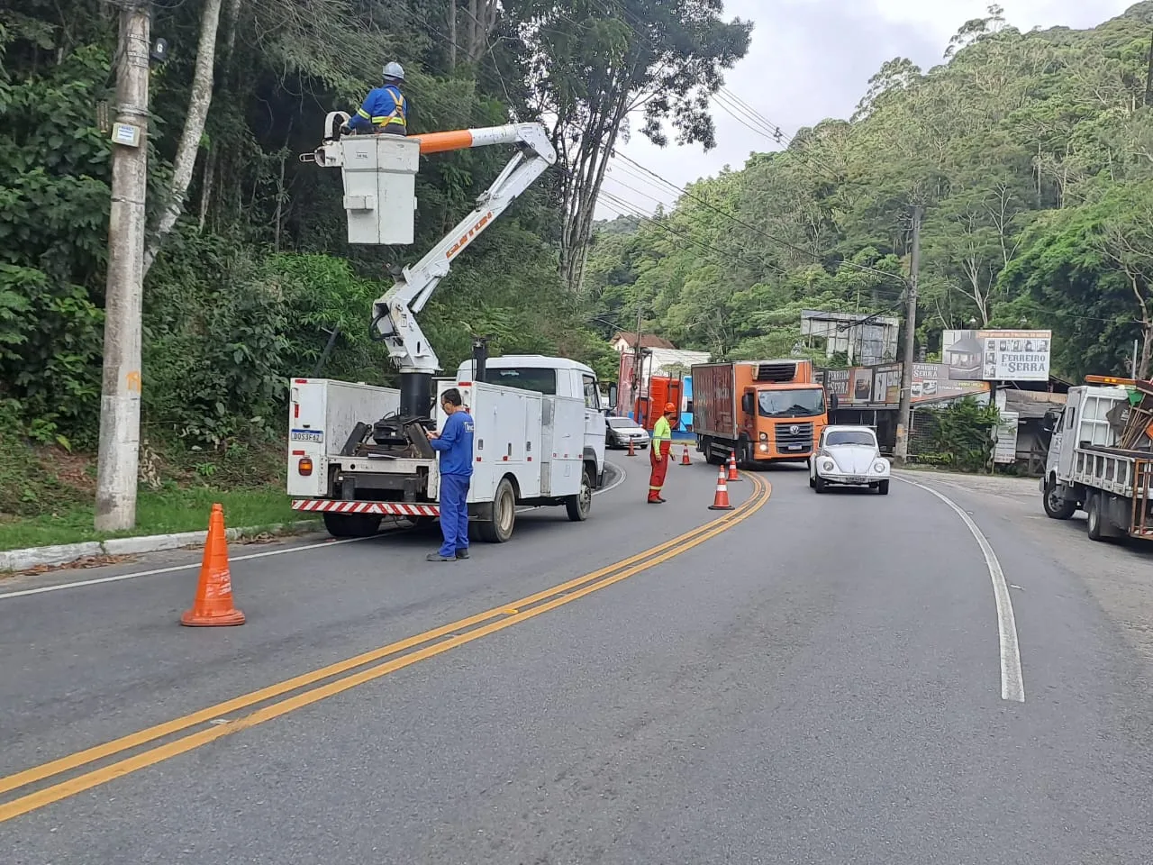 Rota 116 realiza mais uma etapa dos serviços de manutenção da rede elétrica em trecho da RJ-116