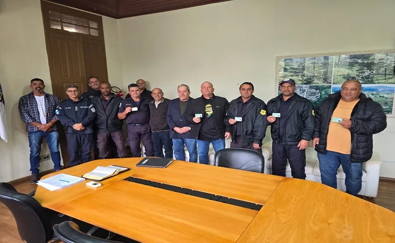 Prefeitura de Trajano de Moraes realiza a entrega de Cartão Funcional para Guardas Municipais