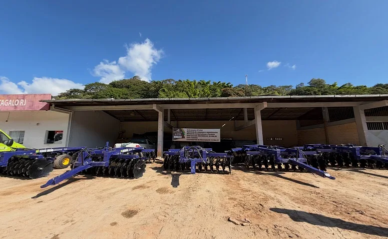 Prefeitura de Cantagalo compra grades aradoras para fortalecer a agricultura local