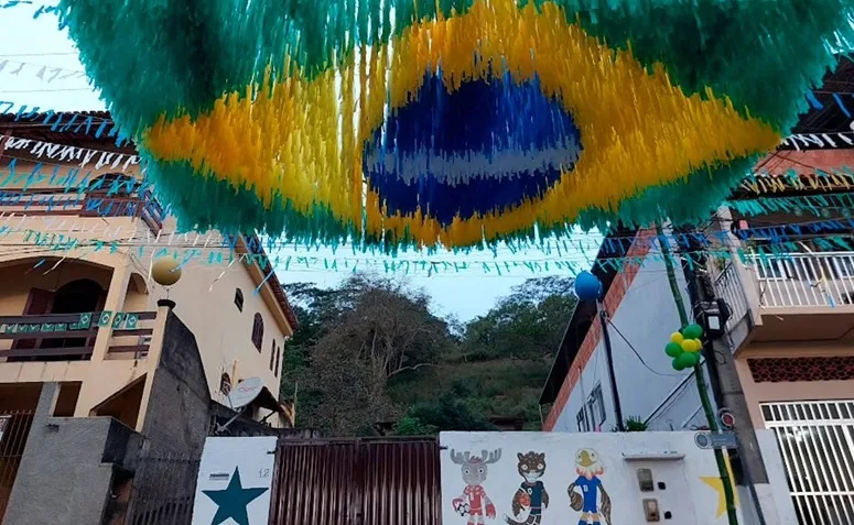 Macuco realiza projeto ‘Rua do Hexa’ e celebra a paixão verde e amarela
