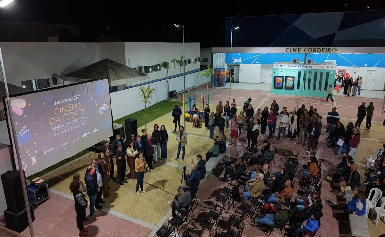 Governo do Estado inaugura cinema no bairro Rodolfo Gonçalves em Cordeiro