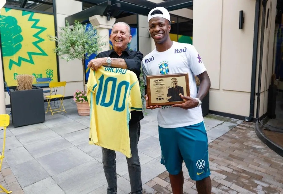 Galvão Bueno e Vini Jr. trocam homenagens após gol histórico que marcou o 100º da Seleção narrado pelo comunicador em Copas