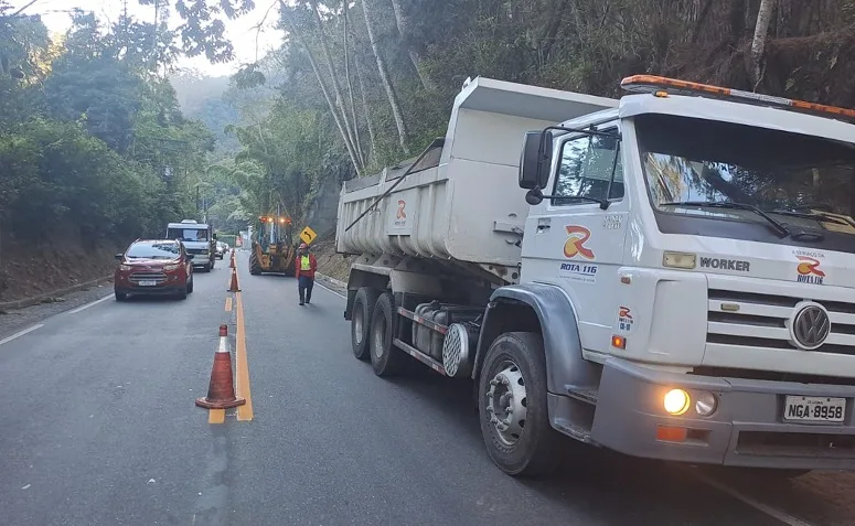 Serviços de poda continuam nesta quinta-feira na RJ-116, em Nova Friburgo