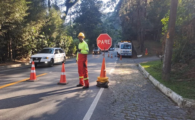 Serviço de poda faz RJ-116 funcionar no sistema Pare e Siga, em Nova Friburgo