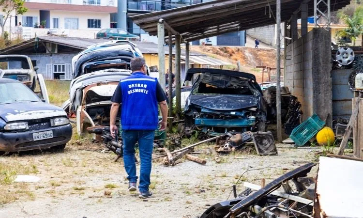 Agentes da Operação Desmonte interditam ferro-velho em Nova Friburgo