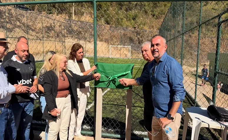 Prefeitura de Cantagalo inaugura quadra de grama sintética no bairro São José