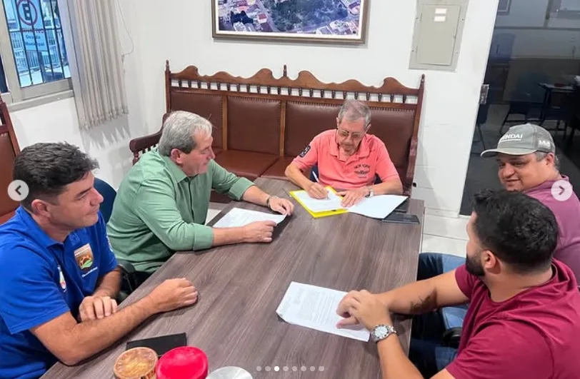 Prefeitos de Trajano de Moraes e de Conceição de Macabu assinam de termo de cooperação mútua