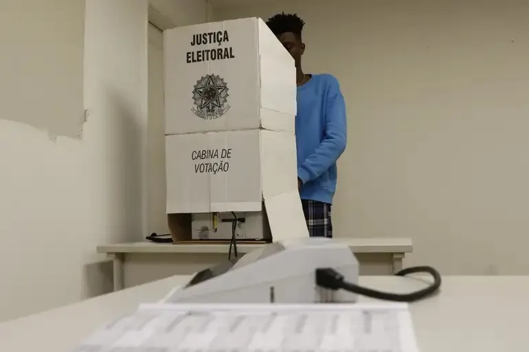 Eleições 2026: juventude se afasta das urnas, apontam dados do TSE