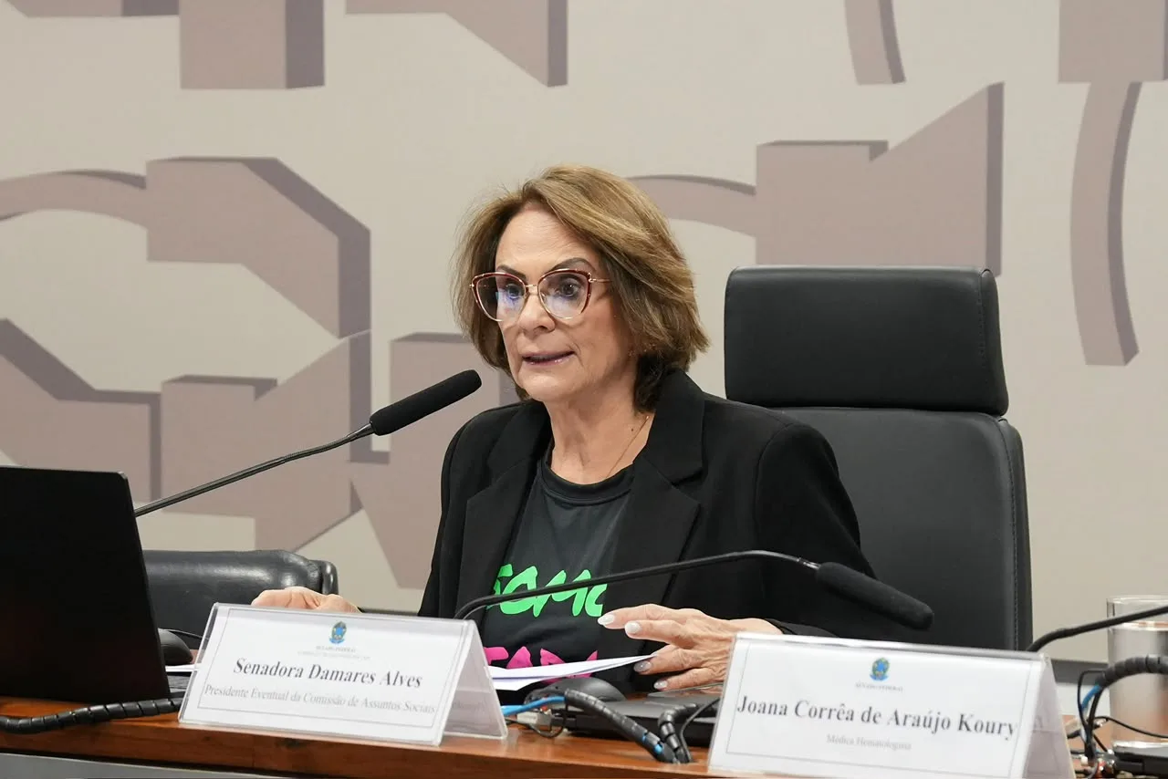 Damares opõe gasto de R$ 2 bi de prefeituras com shows à falta de remédios para doenças raras no SUS