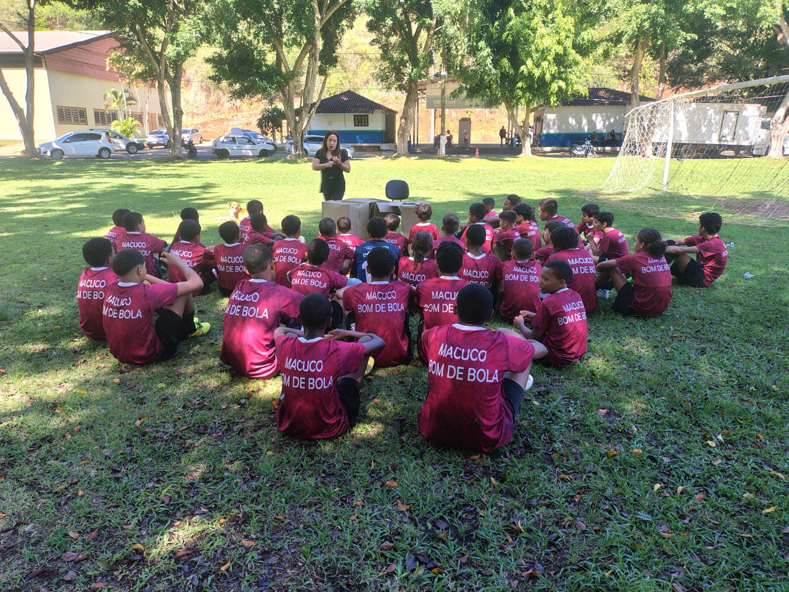 Entrega de 85 pares de calçados esportivos reforça o incentivo da Gestão Municipal aos pequenos atletas da Escolinha Macuco Bom de Bola