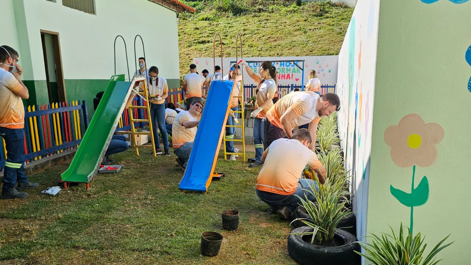 Escola Municipal Dacyr José Ribeiro ganha parque revitalizado em ação do Dia do Bem, em Cantagalo