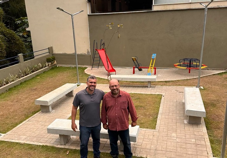 Nova praça é entregue no Bairro Rodolfo Gonçalves, em Cordeiro