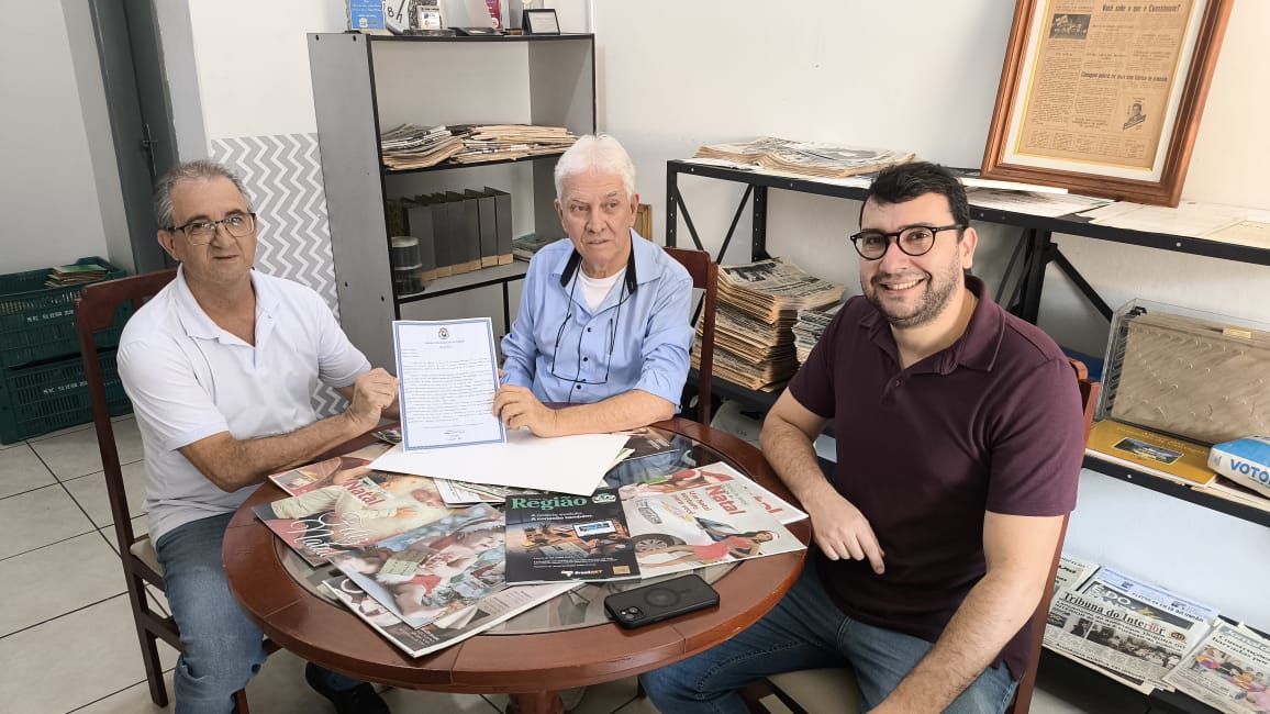 Presidente da Câmara de Cantagalo homenageia Jornal da Região pelos 40 anos